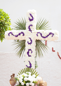 Cruz de flores para funeral