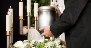 qué es cremación trabajador depositando urna con cenizas Funeraria la Milagrosa
