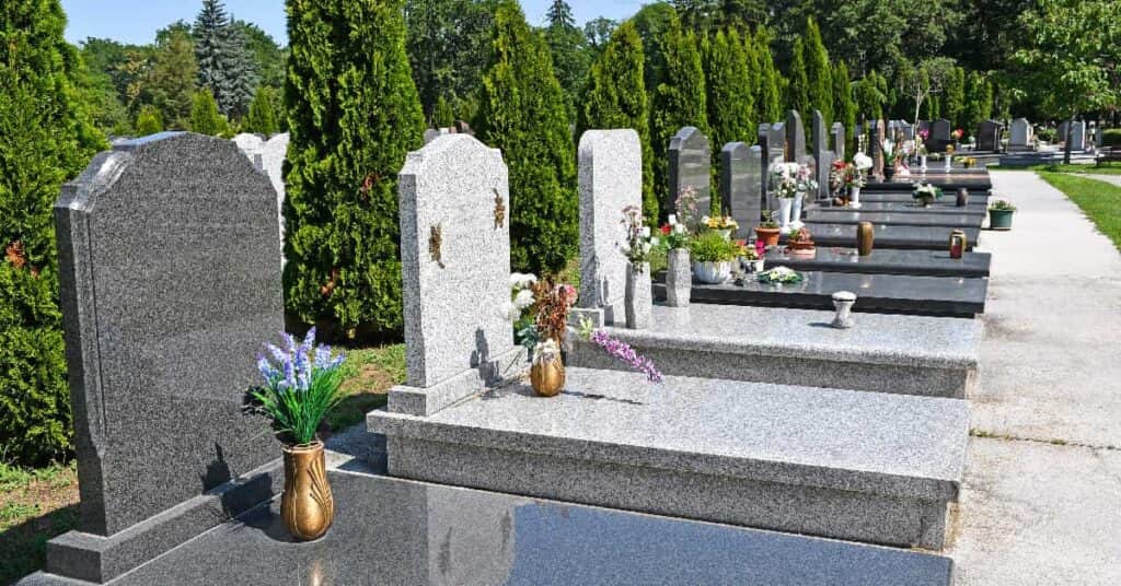 que significa exhumar tumbas en cementerio